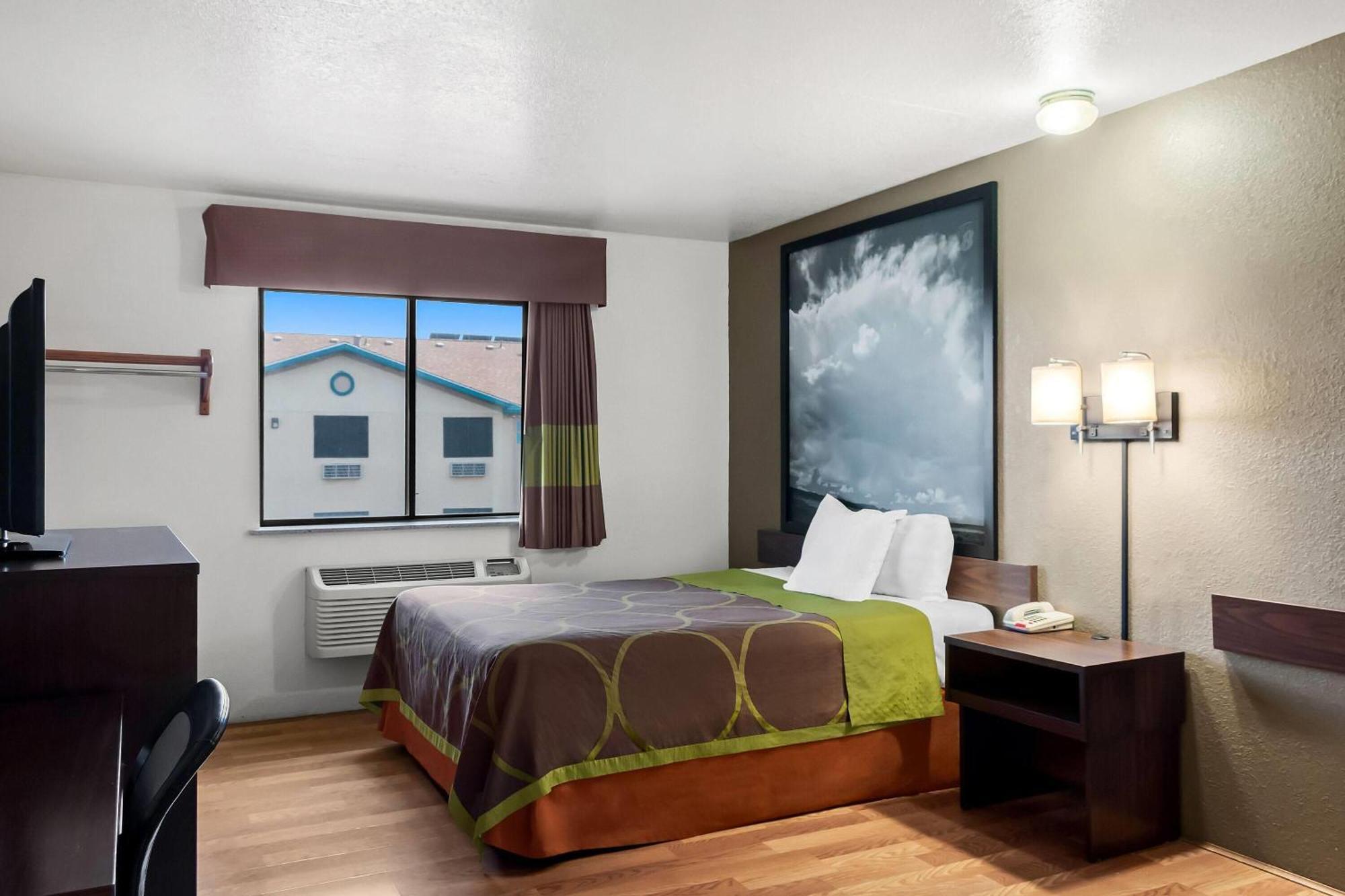 Super 8 By Wyndham Santa Rosa Hotel Eksteriør billede