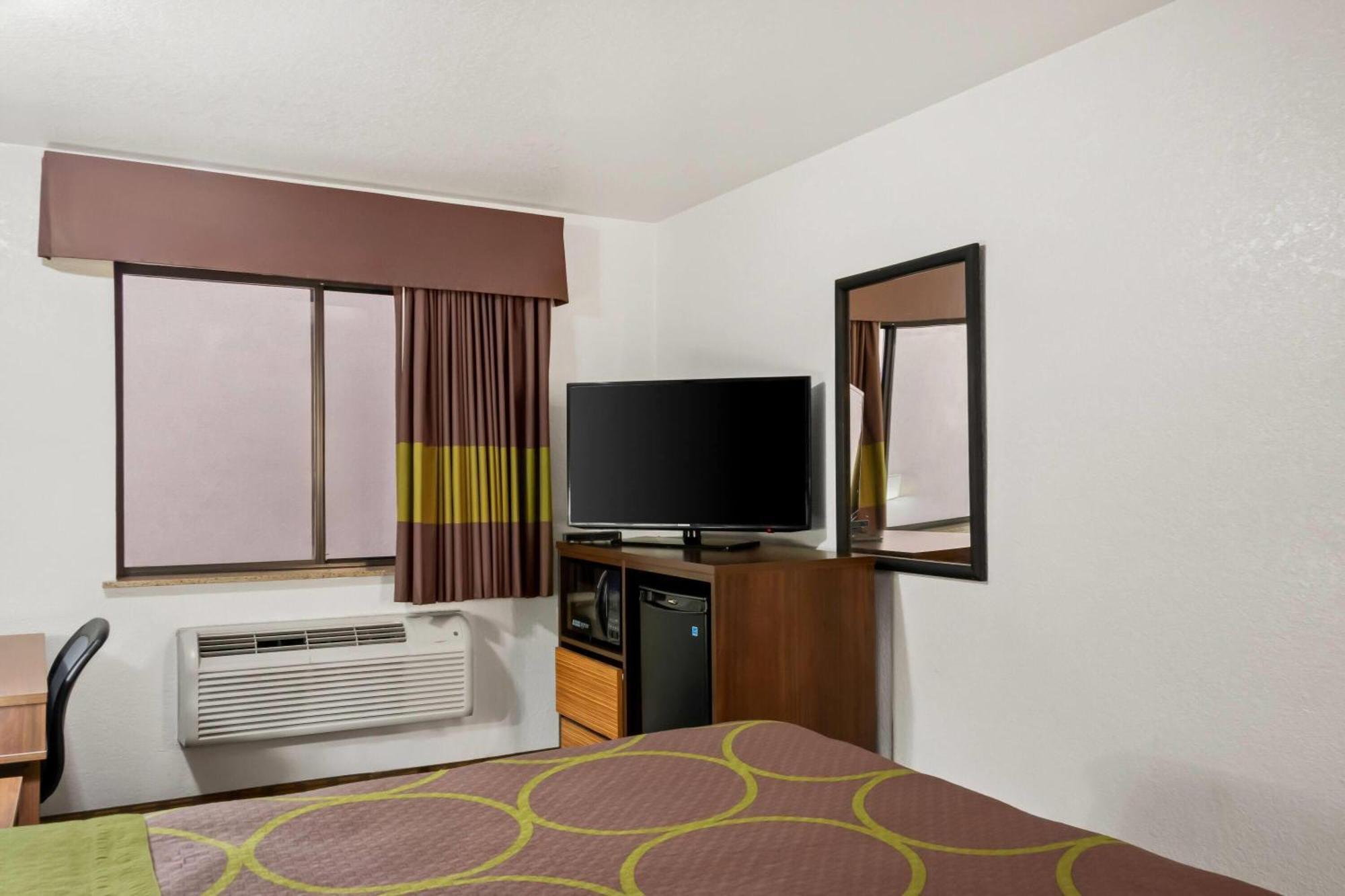 Super 8 By Wyndham Santa Rosa Hotel Eksteriør billede